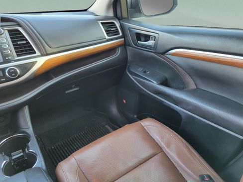 Used 2017 Toyota Highlander Limited FWD image 10
