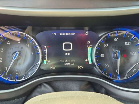 Used 2025 Chrysler Pacifica Select FWD image 16