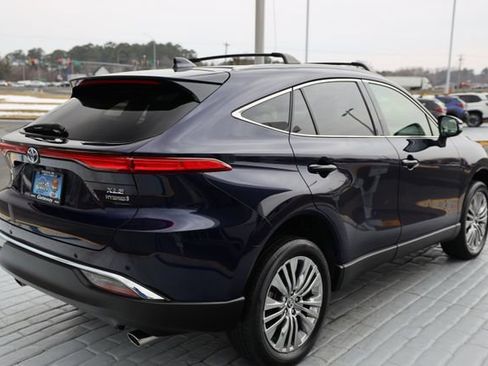 Used 2022 Toyota Venza XLE image 5