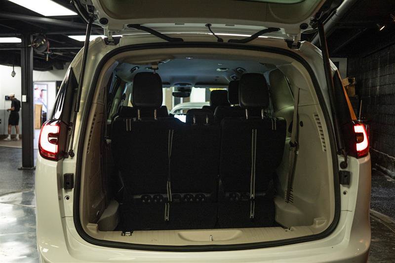 Used 2024 Chrysler Pacifica Limited FWD image 7