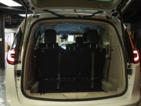 Used 2024 Chrysler Pacifica Limited FWD image 7