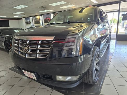 Used 2011 Cadillac Escalade ESV Luxury image 2