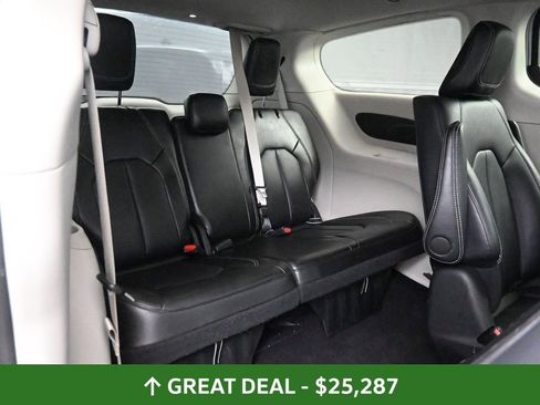 Used 2024 Chrysler Pacifica Limited FWD image 25