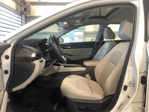 Used 2024 Nissan Altima 2.5 SV w/ SV Premium Package image 8