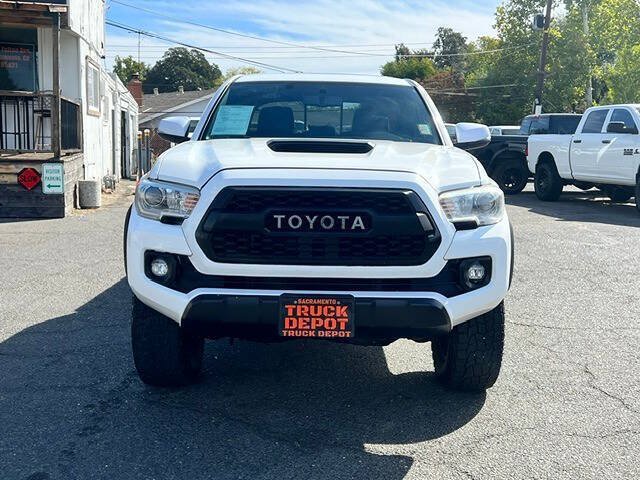 Used 2017 Toyota Tacoma TRD Sport AWD/4WD image 3