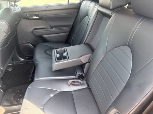 Used 2023 Toyota Highlander XLE FWD image 22