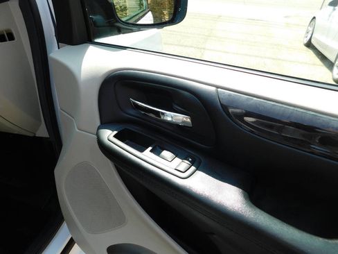 Used 2019 Dodge Grand Caravan SE image 19