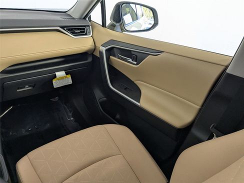 Used 2025 Toyota RAV4 XLE image 33