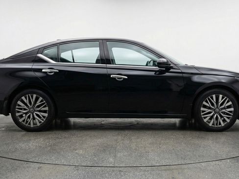 Used 2025 Nissan Altima 2.5 SV image 11