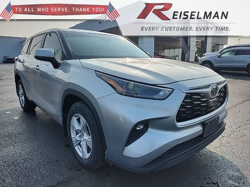 Used 2024 Toyota Highlander LE image 1