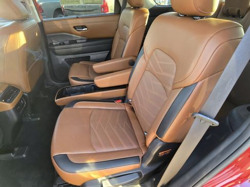 Used 2023 Nissan Pathfinder Platinum image 17