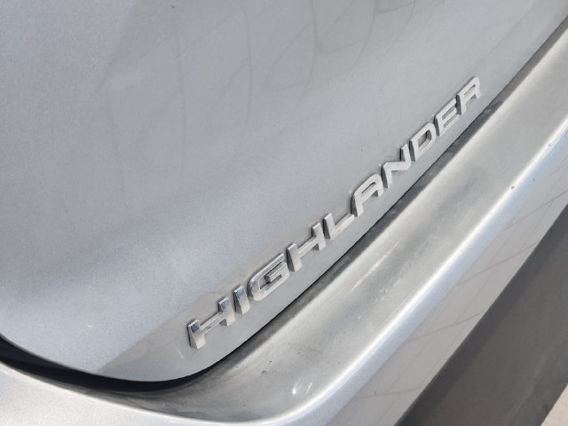 Used 2025 Toyota Highlander LE FWD image 10