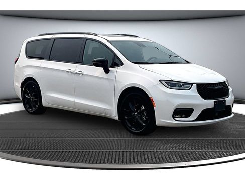 Certified 2025 Chrysler Pacifica Limited FWD image 14