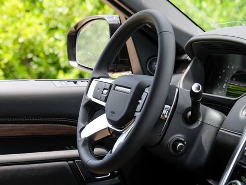 New 2026 Land Rover Discovery Dynamic SE AWD/4WD image 17