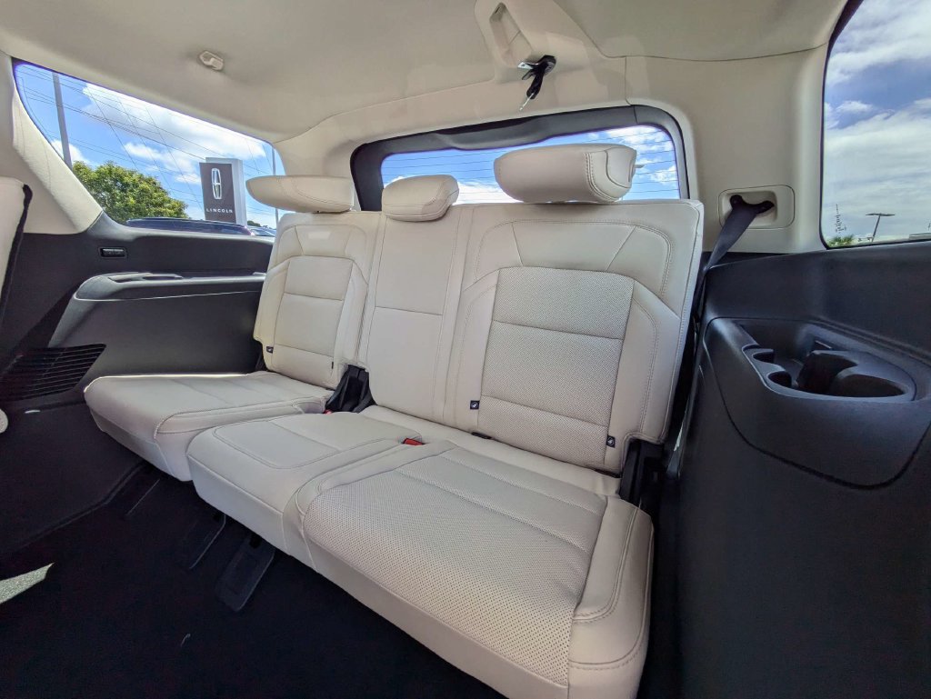 New 2027 Lincoln Navigator Premiere RWD image 14