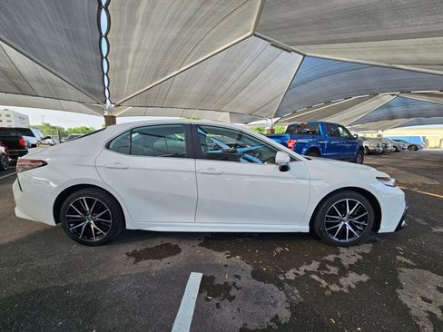 Used 2023 Toyota Camry SE image 4
