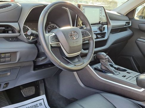 Used 2022 Toyota Highlander XLE image 13