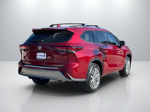 New 2026 Toyota Highlander Platinum image 5