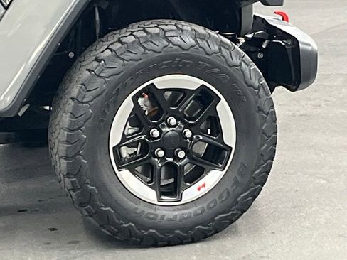 Used 2018 Jeep Wrangler Unlimited Rubicon w/ Dual Top Group image 36