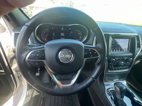 Used 2018 Jeep Grand Cherokee Laredo AWD/4WD image 21