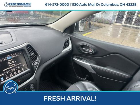 Used 2018 Jeep Cherokee Latitude Plus w/ Cold Weather Group AWD/4WD image 24