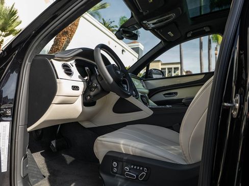 Used 2025 Bentley Bentayga V8 image 2