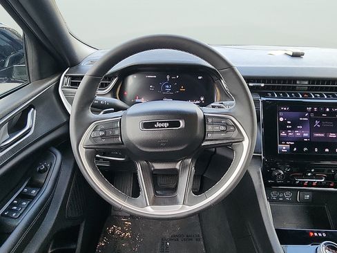 Used 2025 Jeep Grand Cherokee Altitude AWD/4WD image 10