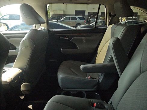 Used 2023 Toyota Highlander Limited image 8