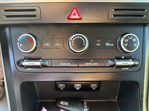 Used 2022 Kia Carnival LX FWD image 24