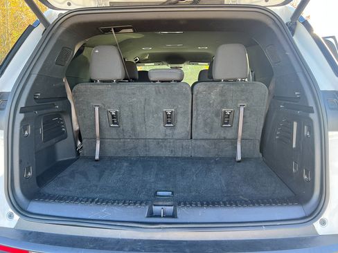 Used 2025 Chevrolet Traverse LT image 8