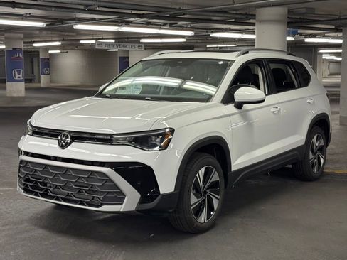 New 2025 Volkswagen Taos SE image 3
