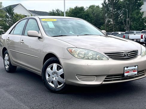 Used 2005 Toyota Camry LE FWD image 2