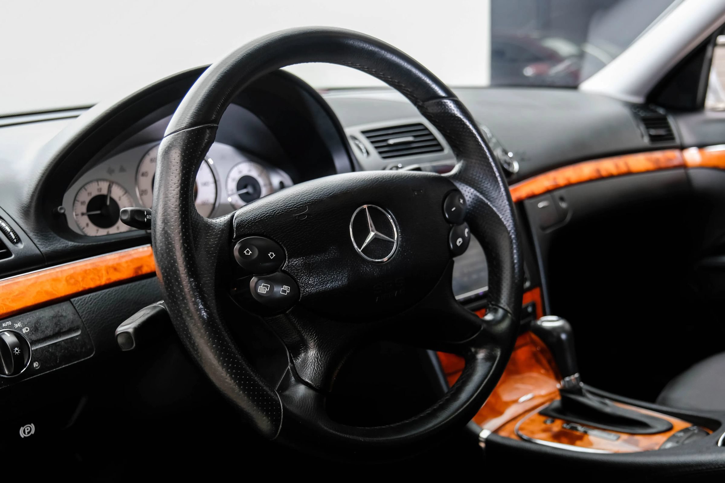 Used 2009 Mercedes-Benz E 550 Sedan image 16