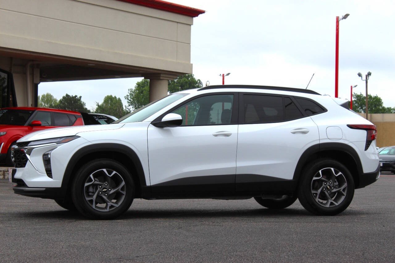 Used 2025 Chevrolet Trax LT FWD image 6