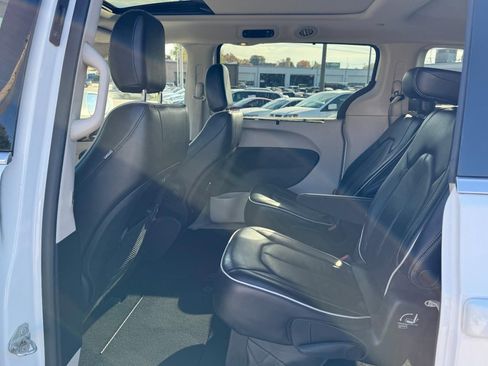 Used 2022 Chrysler Pacifica Limited image 11