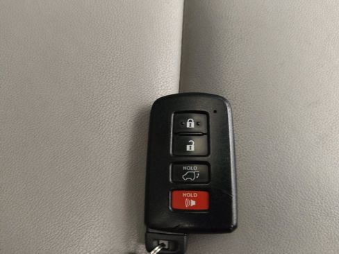 Used 2019 Toyota Highlander XLE AWD/4WD image 32