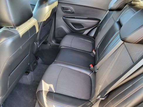 Used 2020 Chevrolet Trax LT w/ LT Convenience Package image 18