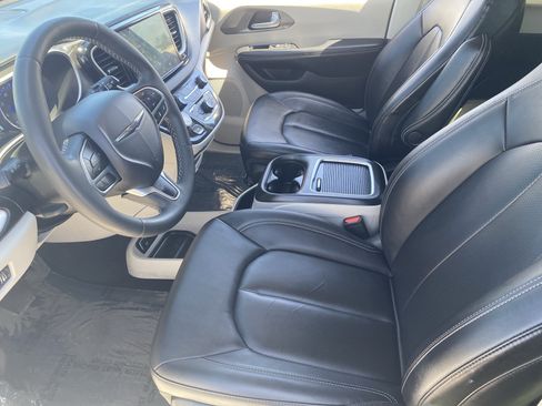 Used 2024 Chrysler Pacifica Touring-L FWD image 18