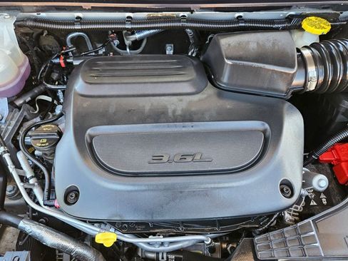 Used 2024 Chrysler Pacifica Touring-L FWD image 28
