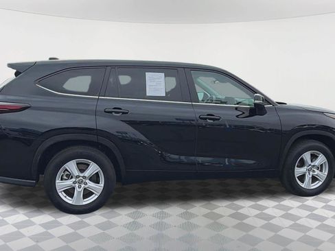 Used 2025 Toyota Highlander LE FWD image 4