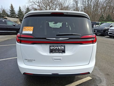 Certified 2022 Chrysler Pacifica Touring-L image 23
