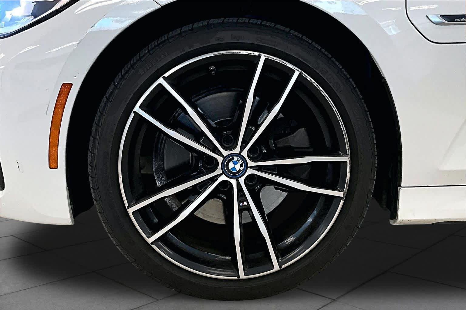 Used 2022 BMW 330e w/ M Sport Package RWD image 10