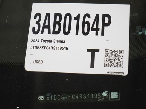 Used 2024 Toyota Sienna Platinum image 31