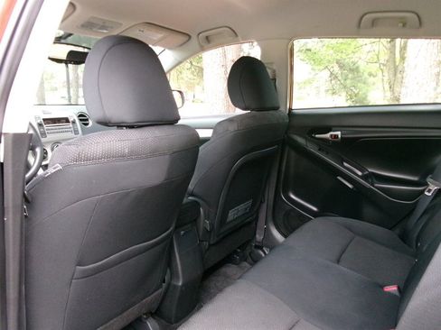 Used 2009 Pontiac Vibe w/ Preferred Package FWD image 26