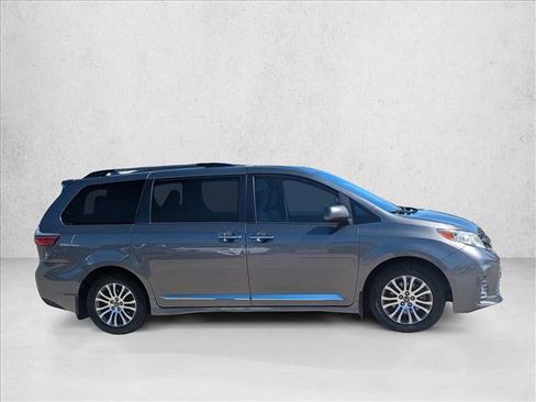 Used 2020 Toyota Sienna XLE Premium image 3