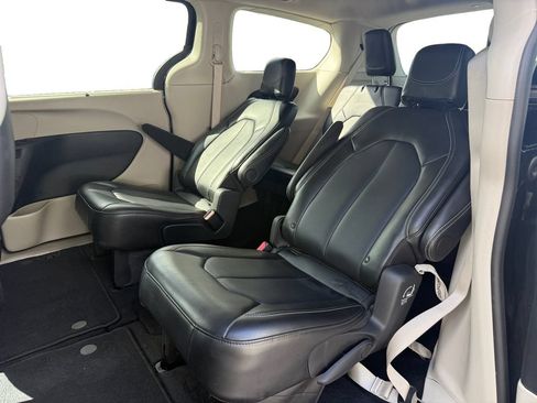 Used 2024 Chrysler Pacifica Touring-L FWD image 13