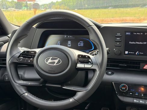 Certified 2025 Hyundai Elantra Sport FWD image 23