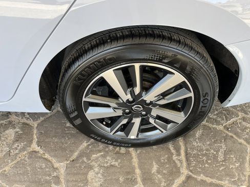 Used 2025 Nissan Versa SV image 22