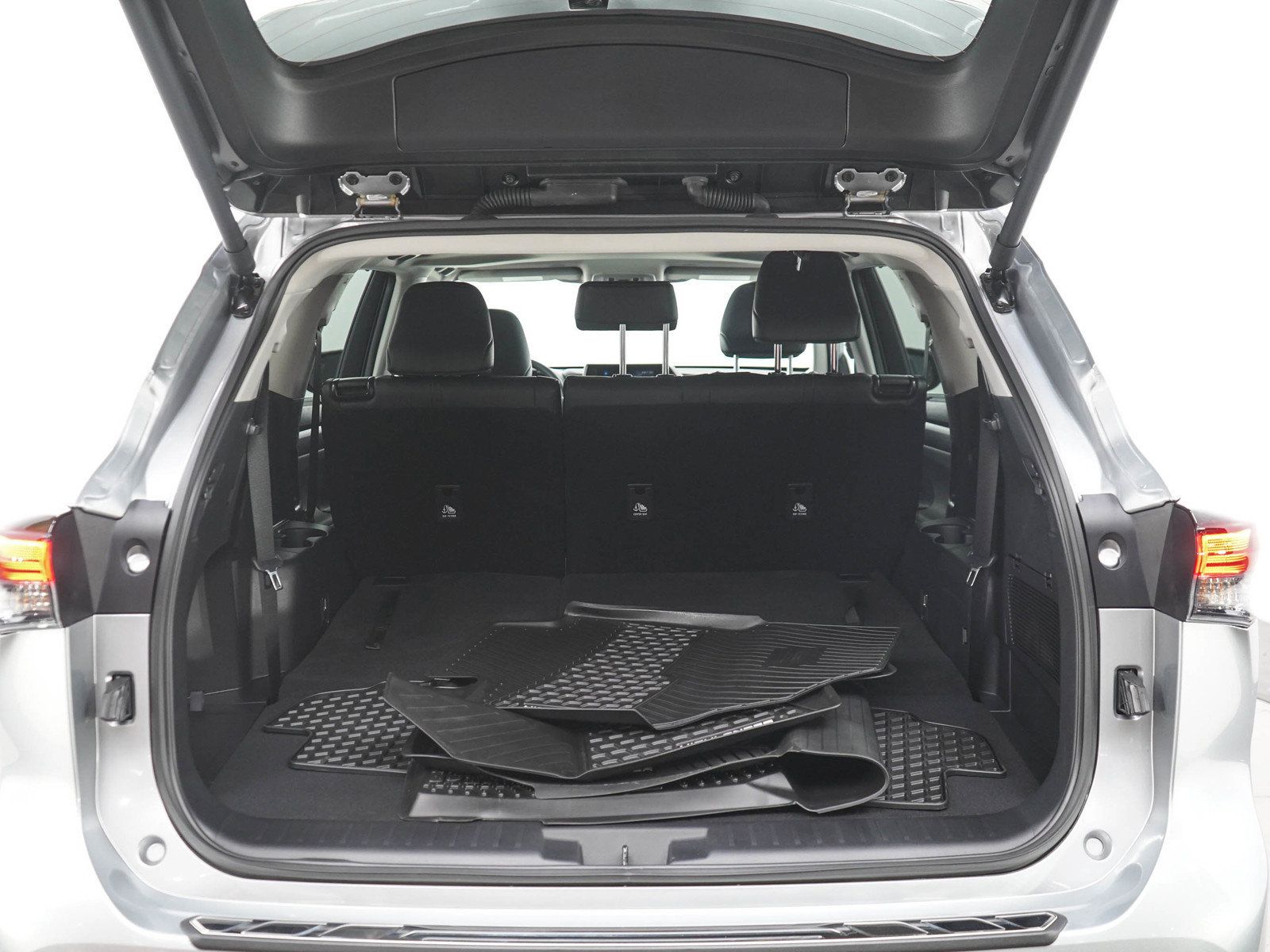 Used 2025 Toyota Highlander XLE AWD/4WD image 16