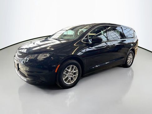 Used 2023 Chrysler Voyager LX image 3